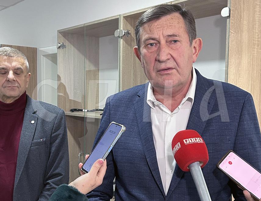 БИЈЕЉИНА, 5. ДЕЦЕМБРА /СРНА/ - Министар привреде и предузетништва Републике Српске Војин Митровић рекао је да ће данас на састанку који је иницирао у Подручној Привредној комори у Бијељини бити ријечи о рјешавању питања обилазнице, као и брзе саобраћајнице од Бијељине до Зворника.