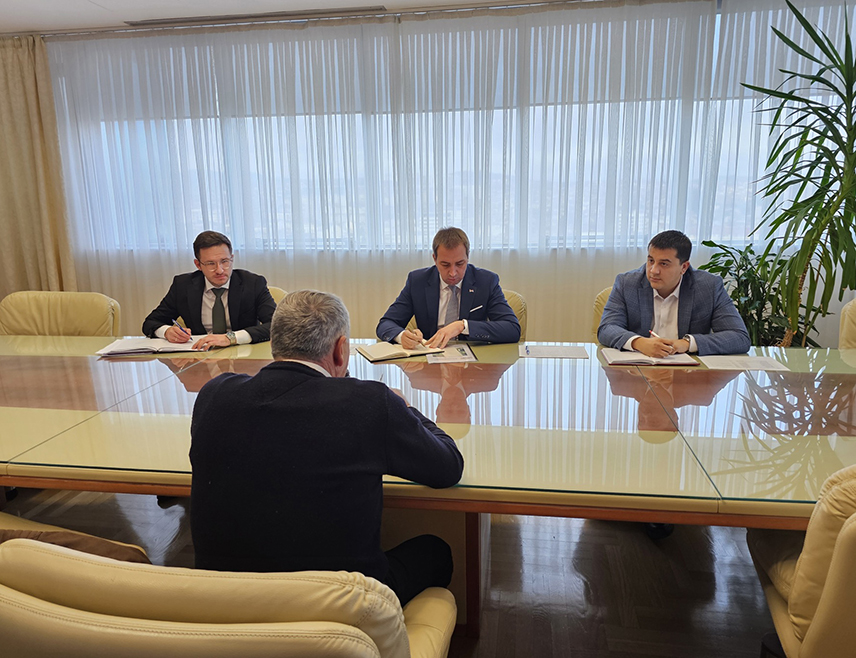 БАЊАЛУКА, 5. ДЕЦЕМБРА /СРНА/ - Министар правде Републике Српске Горан Селак разговарао је данас у просторијама Министарства, у оквиру Дана отворених врата, са бројним грађанима, који су изнијели своје проблеме, питања, приједлоге и примједбе у вези са радом институција из надлежности Министарства правде.