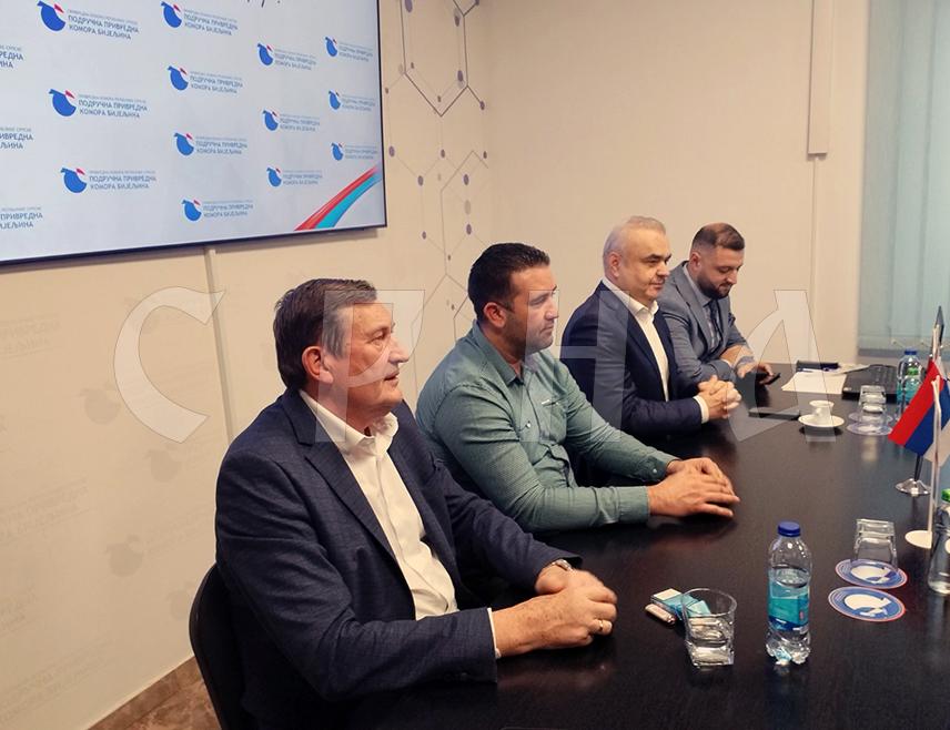 БИЈЕЉИНА, 5. ДЕЦЕМБРА /СРНА/ - Министар саобраћаја и веза Републике Српске Зоран Стевановић изјавио је данас да је корисна и правовремена иницијатива бијељинске Подручне привредне коморе за изградњу брзе саобраћајнице Павловића мост-Бијељина-Зворник и њено уклапање у поступак пројектовања који је у току.