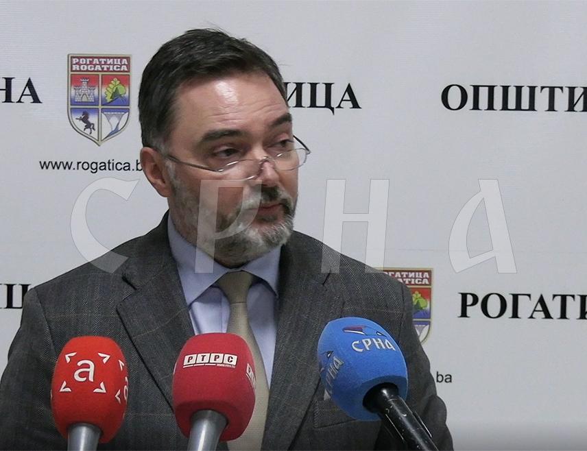 РОГАТИЦА, 5. ДЕЦЕМБРА /СРНА/ - Замјеник предсједавајуће Савјета министара Сташа Кошарац изјавио је да се ниједно питање у Савјету министара неће стављати на дневни ред без мишљења институција Републике Српске о тој теми.