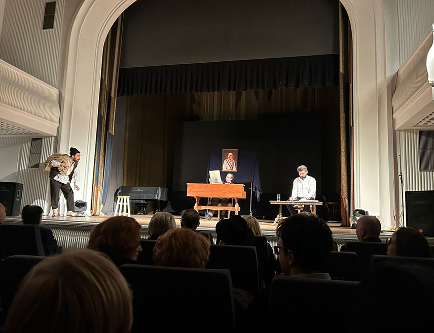 БЕОГРАД, 5. ДЕЦЕМБРА /СРНА/ - У Руском дому у Београду вечерас је одиграна хуманитарна представа "Јазавац пред судом", чији је циљ прикупљање средстава за обнову педијатријских центара у домовима здравља на подручју Хан Пијеска, Сокоца, Рогатице, Пала, као и за помоћ удружењима инвалида ових општина.