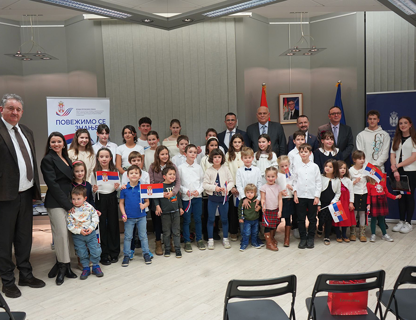 БЕОГРАД/БРИСЕЛ, 5. ДЕЦЕМБРА /СРНА/ - Министар без портфеља у Влади Србије задужен за односе Србије са дијаспором Ђорђе Милићевић посјетио је српску допунску школу у Бриселу у оквиру пројекта "Повежимо се знањем" и нагласио значај јаке српске дијаспоре и очувања националног идентитета српске дјеце.