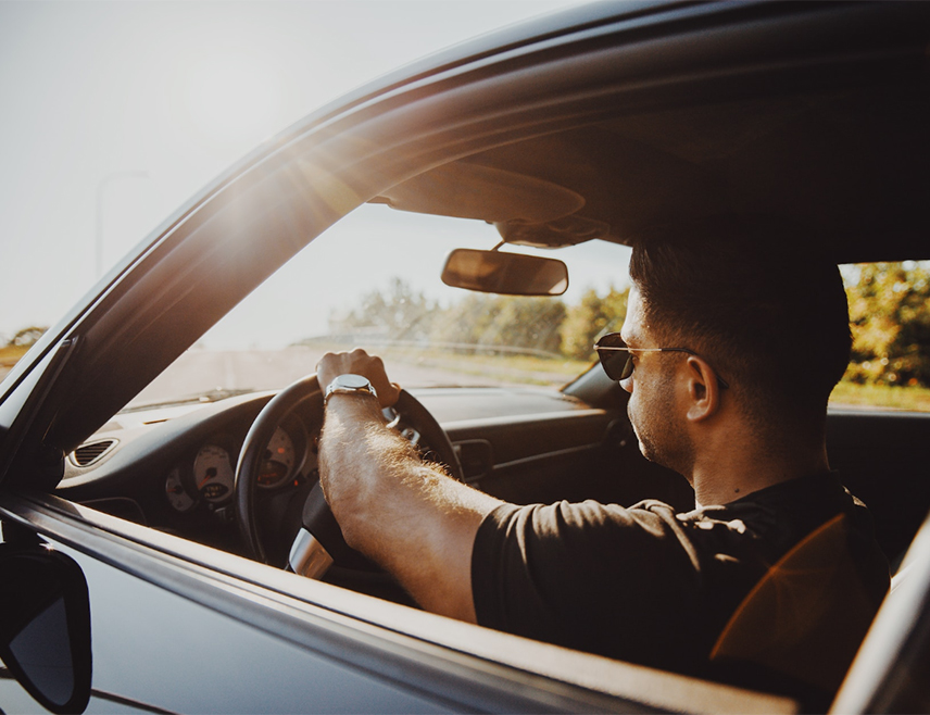 ДОБОЈ, 6. ДЕЦЕМБРА /СРНА/ - Млади возачи под утицајем престижа или међугенерацијског такмичења сједају у возила велике кубикаже са недовољно искуства и у условима лоше путне инфраструктуре угрожавају своју и безбједност других учесника у саобраћају, оцијенио је власник ауто-школе из Добоја Демоња Демоњић.