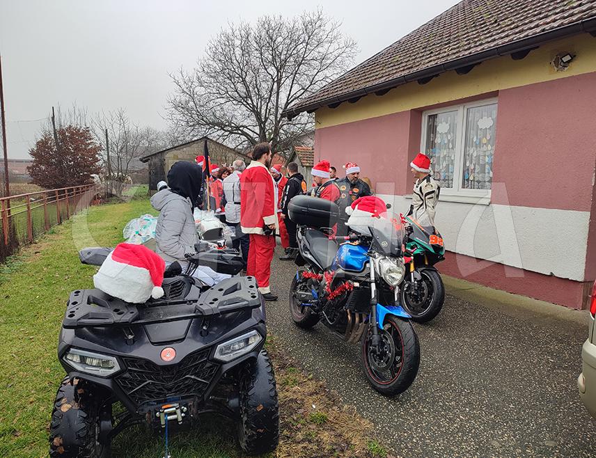 ГРАДИШКА, 6. ДЕЦЕМБРА /СРНА/ - Чланови клуба "Мото Амигоси" из Нове Тополе обезбиједили су новогодишње пакетиће за ученике пет школа у Лијевчу Пољу.