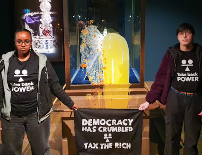 ЛОНДОН, 6. ДЕЦЕМБРА /СРНА/ - Четири особе ухапшене су након што је оштећена витрина са царском круном са драгуљима у Лондонској Кули /Tower of London/ на коју су бачени крем и торта од јабука.