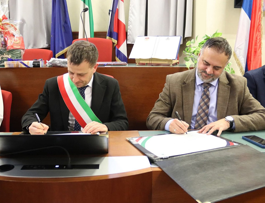 ДЕРВЕНТА, 6. ДЕЦЕМБРА /СРНА/ - Братске везе између градова Дервента и Пинероло из Италије потврђене су данас потписивањем споразума поводом 20 година пријатељства, братства и блискости два града.