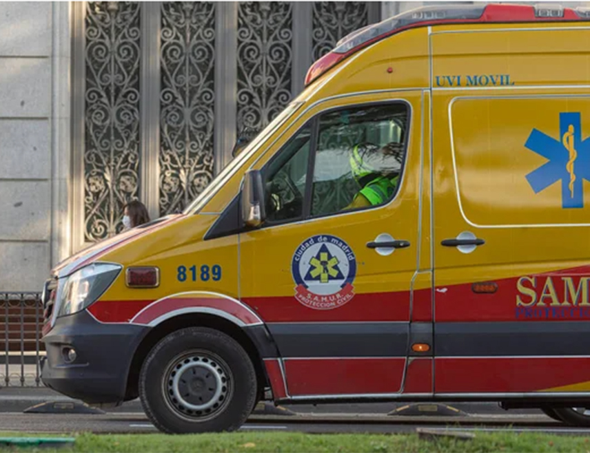 МАДРИД, 6. ДЕЦЕМБРА /СРНА/ - Четрдесетосмогодишња жена скочила је са десетог спрата зграде у Мадриду са своје двоје трогодишње дјеце која су задобила тешке повреде, док је она преминула.