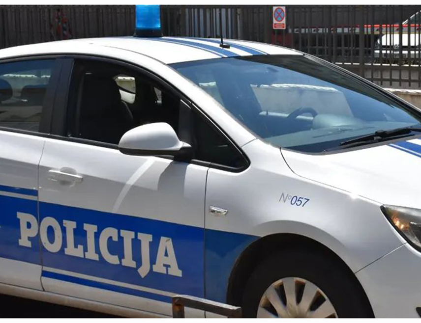ПОДГОРИЦА, 6. ДЕЦЕМБРА /СРНА/ - Двадесетпетогодишњак из Берана ухапшен је због сумње да напао и тешко повриједио суграђанина, речено је у Управи полиције.