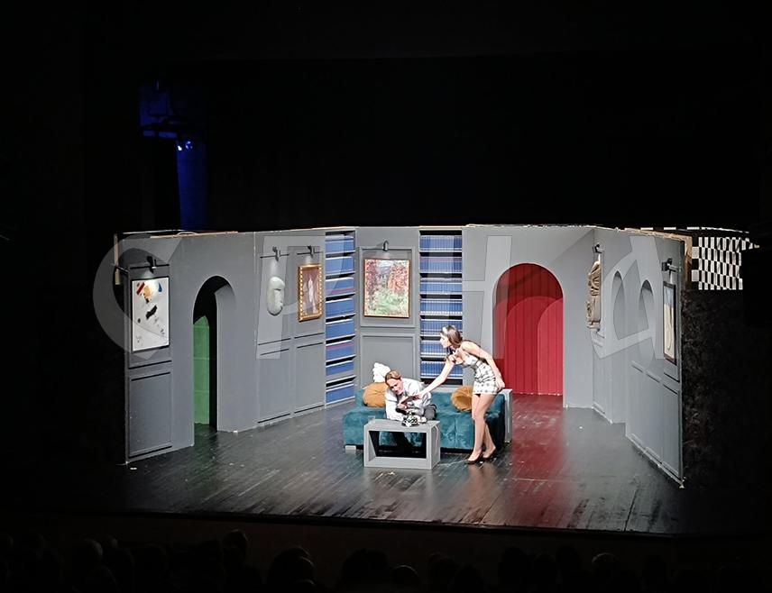 ИСТОЧНО САРАЈЕВО, 6. ДЕЦЕМБРА /СРНА/ - Међународни фестивал малих сцена и монодраме вечерас завршен у Источном Сарајеву, а награду за најбољу представу освојила је представа "Љубав у исто време" Позоришта "Славија", док је монодрама "Искра" коју је извела Маја Колунџија Зорое проглашена за најбољу.