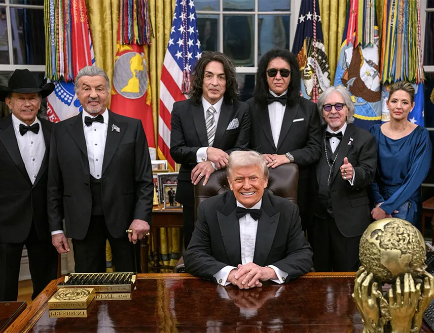 ВАШИНГТОН, 7. ДЕЦЕМБРА /СРНА/ - Амерички предсједник Доналд Трамп лично је уручио награде Кенеди центра /Kennedy Center Honors/ глумцу и филмском ствараоцу Силвестеру Сталонеу, рок бенду "Кис" и пјевачици Глорији Гејнор.