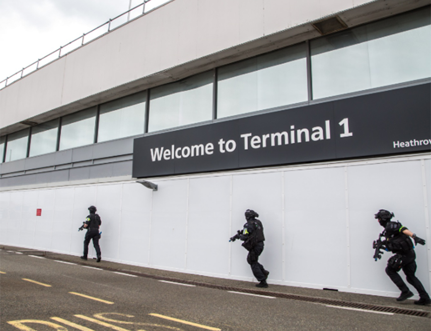 ЛОНДОН, 7. ДЕЦЕМБРА /СРНА/ - Наоружана полиција распоређена је на аеродрому "Хитроу" у Лондону због инцидента на паркингу, јавили су британски медији.
