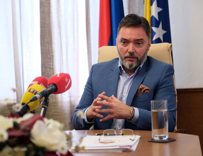 ИСТОЧНО САРАЈЕВО, 7. ДЕЦЕМБРА /СРНА/ - Министар иностраних послова у Савјету министара Елмедин Конаковић одлучио је да Србима у том министарству проблематизује обиљежавање вјерских празника у смислу оспоравања права на накнаду, рекао је замјеник предсједавајуће Савјета министара Сташа Кошарац.