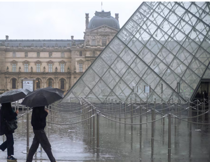 ПАРИЗ, 7. ДЕЦЕМБРА /СРНА/ - Поплава, која је откривена у музеју Лувр у Паризу, оштетила је многе књиге и документе у библиотеци египатских старина.