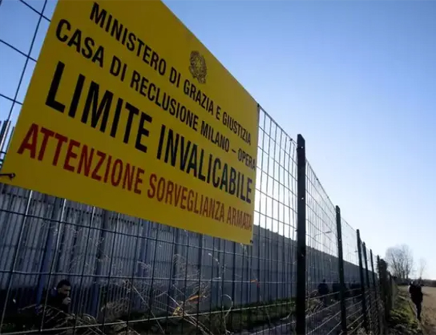 МИЛАНО, 7. ДЕЦЕМБРА /СРНА/ - Италијанска полиција трага за Албанцем који је побјегао из затвора у Милану тако што је везао чаршафе за решетке на прозору и спустио се из ћелије.