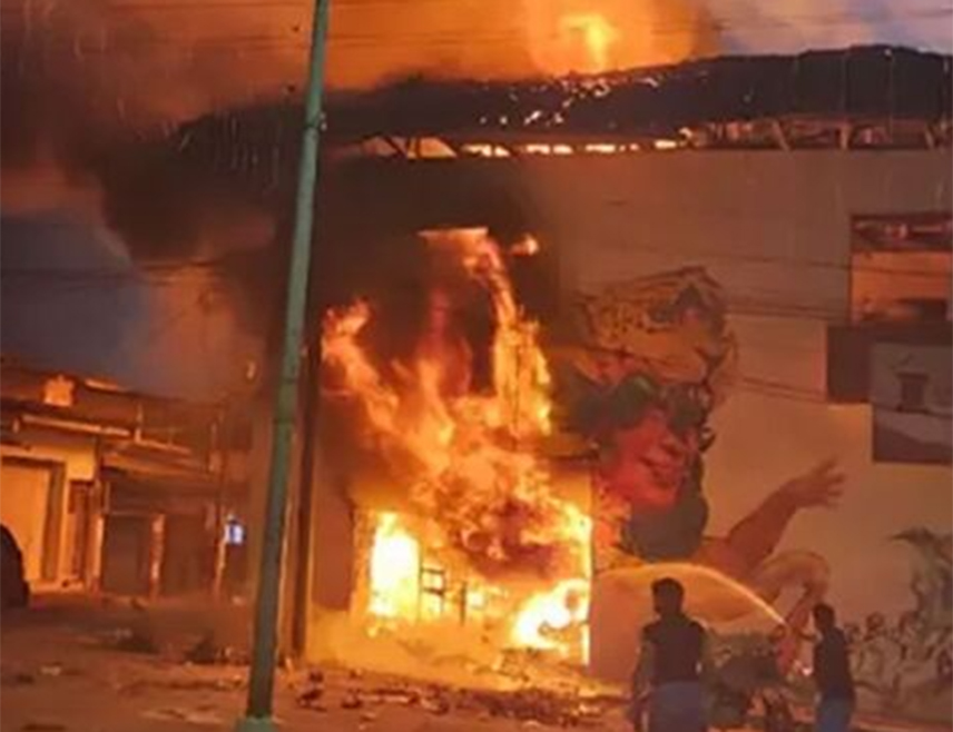 БАЛБОА, 7. ДЕЦЕМБРА /СРНА/ - Најмање 13 људи повријеђено је у експлозији бомбе постављене на мотор у центру града Балбоа у Колумбији.