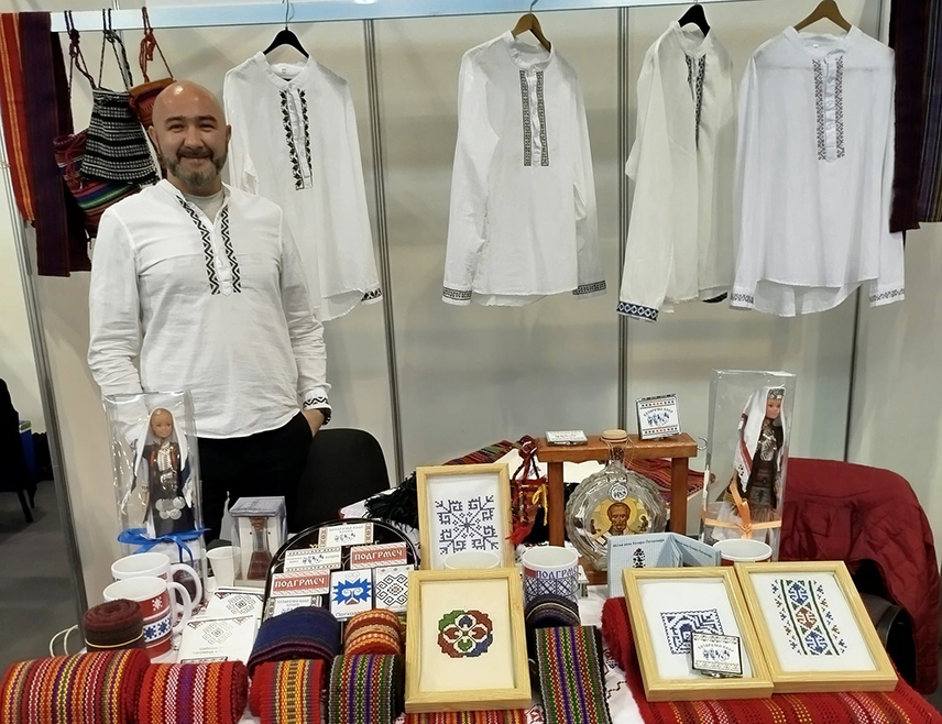 НОВИ ГРАД, 8. ДЕЦЕМБРА /СРНА/ - Новоградско Удружење "Каструм на Уни", које с поносом доприноси оснаживању жена кроз промоцију традиционалних заната, на Првом сајму женског предузетништва Војводине и Републике Српске представило је дио народне ношње и орнаменте традиционалних ношњи Поткозарја и Подгрмеча.