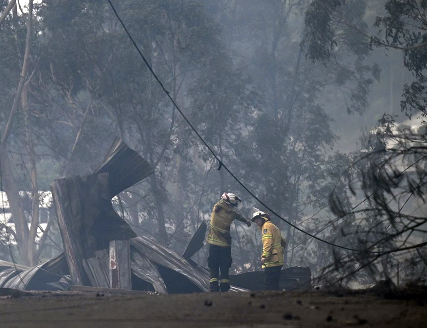 МЕЛБУРН, 8. ДЕЦЕМБРА /СРНА/ - Најмање 40 кућа уништено је у пожару у двије аустралијске државе, а током гашења ватре погинуо је један ватрогасац, изјавио је комесар Службе за борбу против пожара у руралним подручјима Трент Кертин.