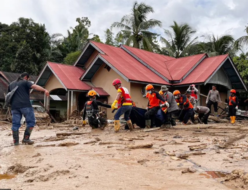 ЏАКАРТА, 8. ДЕЦЕМБРА /СРНА - РИА Новости/ - Број погинулих у поплавама и клизиштима у Индонезији порастао је на 950, саопштено је из Државне агенције за управљање катастрофама.