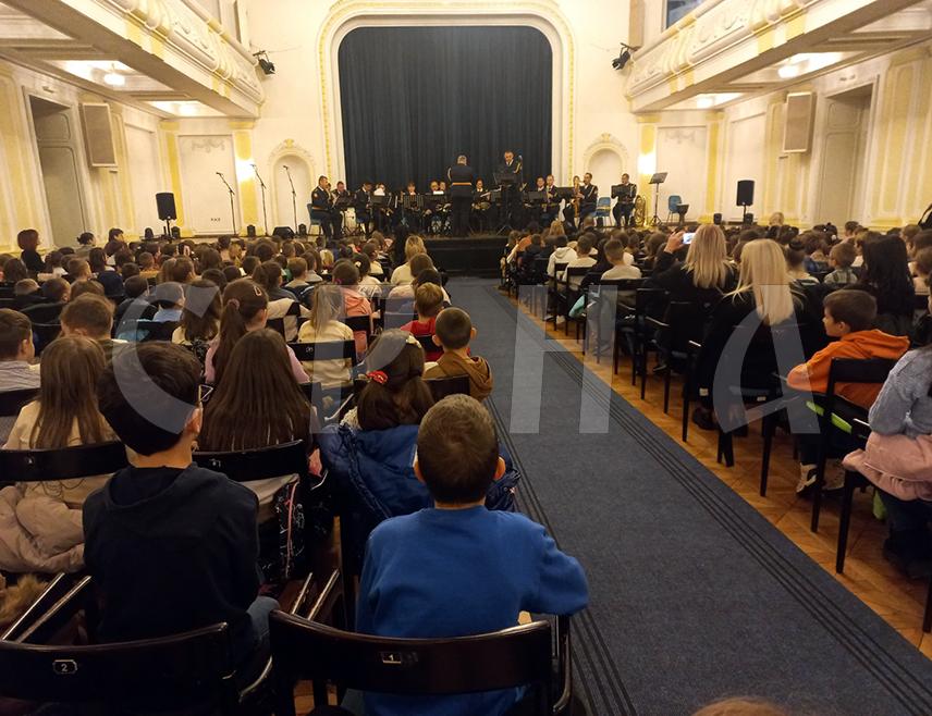 BANJA LUKA, DECEMBER 8 /SRNA/ – The Police Orchestra of the Ministry of Internal Affairs /MoI/ of Republika Srpska performed today at the Banski Dvor Cultural Center in Banja Luka, playing musical pieces adapted for elementary school students from first to fourth grade.