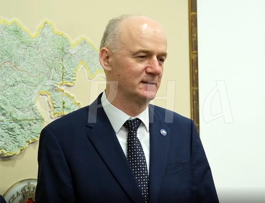 БАЊАЛУКА, 8. ДЕЦЕМБРА /СРНА/ - Ректор Универзитета у Бањалуци Радослав Гајанин истакао је данас да га радује повећање плата у наредној години за запослене у области високог образовања, као и најава капиталних инвестиција на оба јавна универзитета.