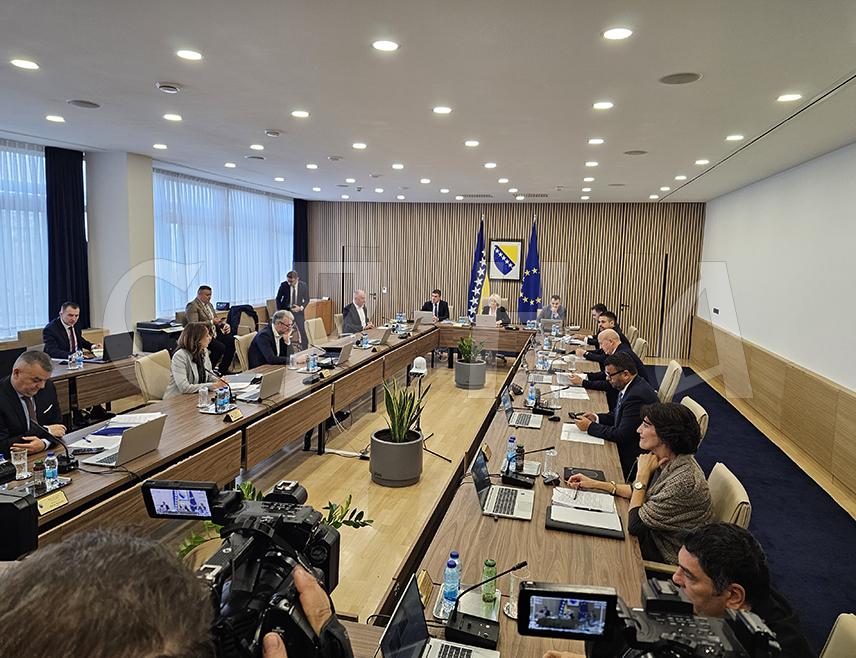 САРАЈЕВО, 8. ДЕЦЕМБРА /СРНА/ - Савјет министара није на данашњој сједници усвојио дневни ред на којем су били приједлог одлуке о успостављању канцеларије главног преговарача БиХ са ЕУ, те нацрти закона о Високом судском и тужилачком савјету и измјенама и допунама Закона о Суду БиХ, рекао је министар комуникација и транспорта Един Форто.