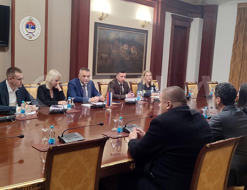 БАЊАЛУКА, 8. ДЕЦЕМБРА /СРНА/ - Предсједник Владе Републике Српске Саво Минић почео је консултације са представницима српских општина из Федерације БиХ /ФБиХ/ у вези са израдом буџета Српске за наредну годину.