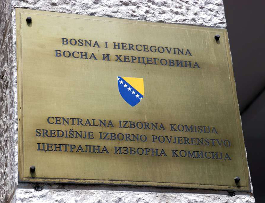 САРАЈЕВО, 8. ДЕЦЕМБРА /СРНА/ - Централна изборна комисија /ЦИК/ БиХ наредила је Главном центру за бројање да изврши поновно контролно бројање гласачких листића са пријевремених предсједничких избора у Републици Српској са 51 редовног бирачког мјеста у Зворнику, Добоју, Лакташима, Лопарама и Угљевику.