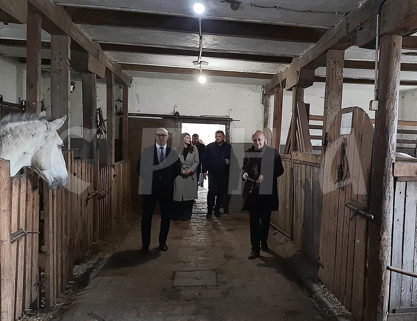 ПРЊАВОР, 8. ДЕЦЕМБРА /СРНА/ - Министар пољопривреде, шумарства и водопривреде Републике Српске Анђелка Кузмић изјавила је данас у Прњавору да је Ергела "Вучијак" један од приоритета ресорног министарства и да је заједнички циљ Владе и града да буде проширена њена дјелатност и да се за грађане обезбиједи и туристичка понуда.