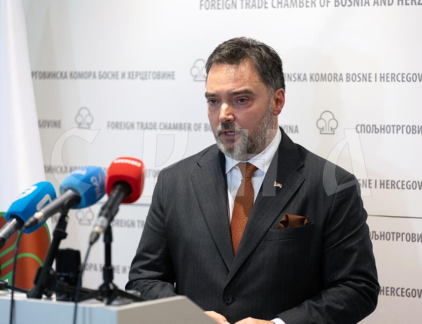 САРАЈЕВО, 8. ДЕЦЕМБРА /СРНА/ - Министар спољне трговине и економских односа у Савјету министара Сташа Кошарац истакао је да ће на новом граничном прелазу Градишка бити отежан проток робе, уколико хрватска страна не успостави инспекцијске службе које су неопходне да би то био прелаз прве категорије.