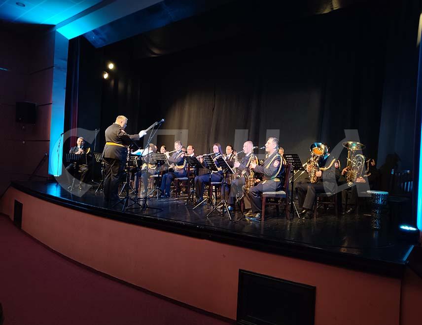 ГРАДИШКА, 9. ДЕЦЕМБРА /СРНА/ - Полицијски оркестар Министарства унутрашњих послова /МУП/ Републике Српске одржао је данас у Културном центру у Градишци концерт за ученике основних школа, а на репертоару су биле популарне нумере из анимираних филмова, као и неке од дјечијих пјесама.