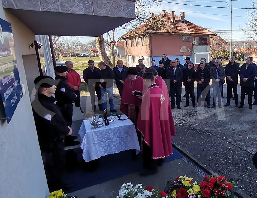 ДОБОЈ, 9. ДЕЦЕМБРА /СРНА/ - На згради Полицијске станице Станари данас је освештана спомен-плоча са именима 10 припадника Министарства унутрашњих послова /МУП/Републике Српске са подручја ове општине који су погинули у Одбрамбено-отаџбинском рату.