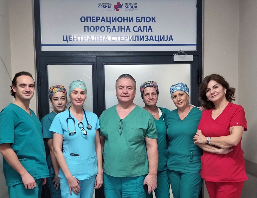 ИСТОЧНО САРАЈЕВО, 9. ДЕЦЕМБРА /СРНА/ - У Болници "Србија" у Источном Сарајеву данас је први пут урађена лапароскопска хистерeктомија, минимално инвазивна операција уклањања материце, која се изводи кроз мале резове на стомаку уз помоћ лапароскопа и специјалних инструмената, омогућавајући бржи опоравак и краћи боравак пацијенткињама у здравственој установи у поређењу са отвореном операцијом.