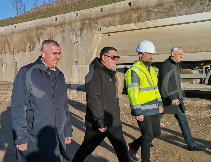 ДОБОЈ, 9. ДЕЦЕМБРА /СРНА/ - Вршилац дужности директора предузећа "Аутопутеви Републике Српске" Радован Вишковић изјавио је данас да ће се, због објективних проблема у вези са изградњом тунела "Путниково брдо" на другој дионици Коридора "Пет це", познатој као добојска обилазница, морати продужити рокови, али да се настоје отклонити потешкоће.