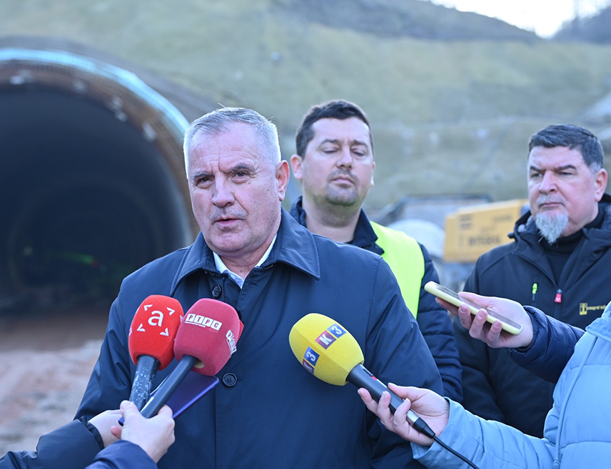 ДОБОЈ, 9. ДЕЦЕМБРА /СРНА/ - Вршилац дужности директора "Аутопутева Републике Српске" Радован Вишковић рекао је да би представник Федерације БиХ у Управном одбору Управе за индиректно опорезивање /УИО/ БиХ требало кривично да одговара јер спречава рад новог граничног прелаза Градишка.