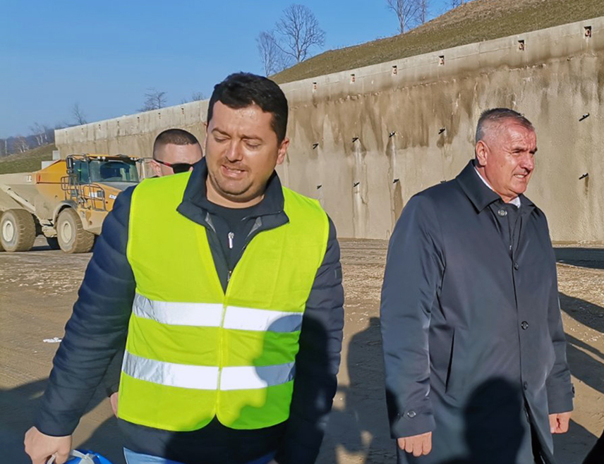 ДОБОЈ, 9. ДЕЦЕМБРА /СРНА/ - Представник предузећа "Интеграл инжењеринг" Марко Салупура изјавио је да је, због уочених проблема у дијелу тунела "Путниково брдо један" у Добоју, у току мониторинг цијелог овог пројекта.