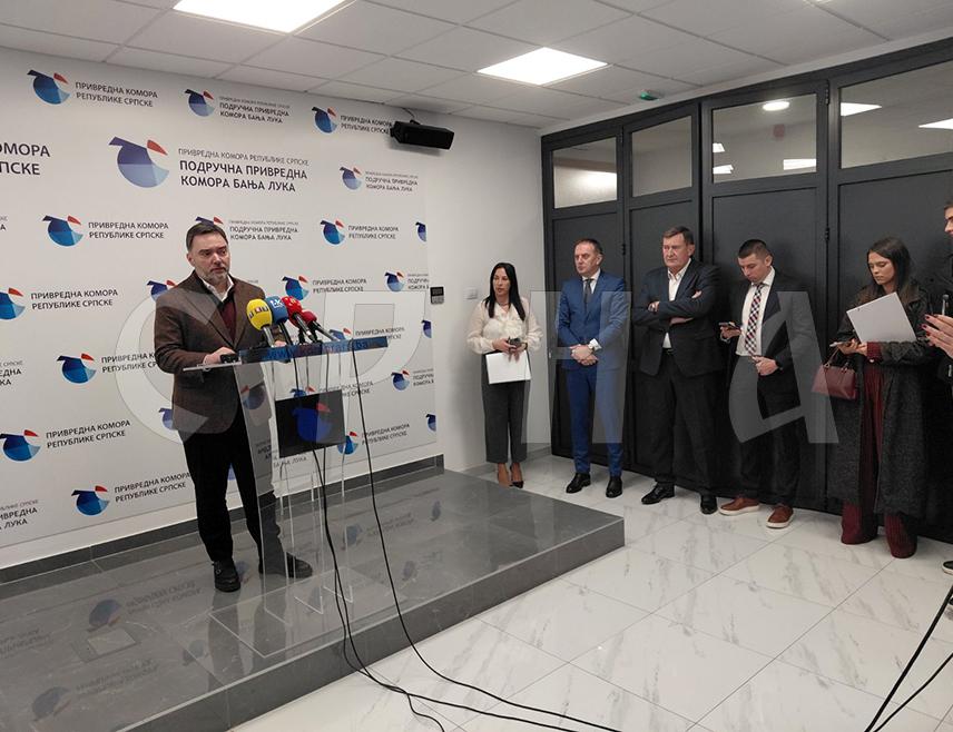 БАЊАЛУКА, 10. ДЕЦЕМБРA /СРНА/ - Институције Републике Српске, заједно са свим релевантним субјектима, урадиће све да се заштити домаћа производња и да се увозни производи замијене домаћим, чиме ће бити умањен и спољнотрговински дефицит и сачувана радна мјеста, речено је на конференцији "Јачање домаће производње и супституција увоза" у Бањалуци.