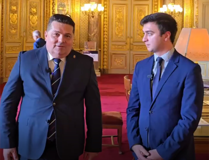 ПАРИЗ, 10. ДЕЦЕМБРА /СРНА/ - Предсједник Народне скупштине Републике Српске Ненад Стевандић изразио је задовољство што ће млади посредством Федерације младих Срба Европе и њеног предсједника Немање Димитријевића доспјети до Брисела, гдје ће показати да је Српска отворила своје прозоре и објаснити своју позицију.