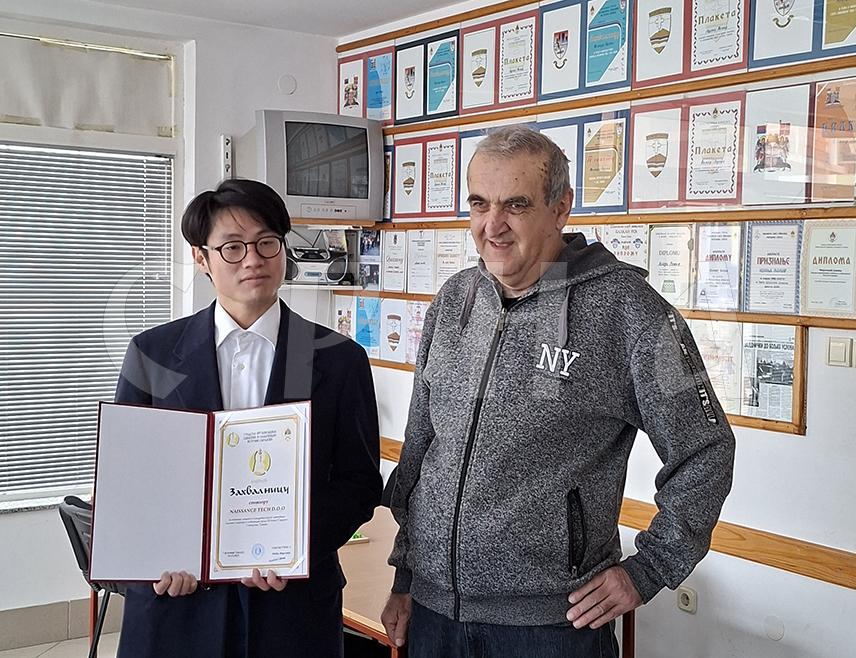 ИСТОЧНО САРАЈЕВО, 10. ДЕЦЕМБРА /СРНА/ - Градска организација слијепих и слабовидих из Источног Сарајева уручила је захвалницу за досадашњу подршку у раду представницима кинеске компаније "Нејсенс тек", са којима је разговарано о наставку сарадње.