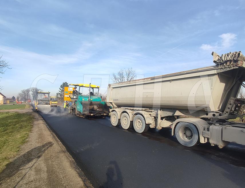 ГРАДИШКА, 10. ДЕЦЕМБРА /СРНА/ - На дионици од кружног тока у Брестовчини до Нове Тополе, која је дуга девет километара, почело је постављање завршног слоја асфалта, у оквиру рехабилитације магистралног пута Градишка-Бањалука.