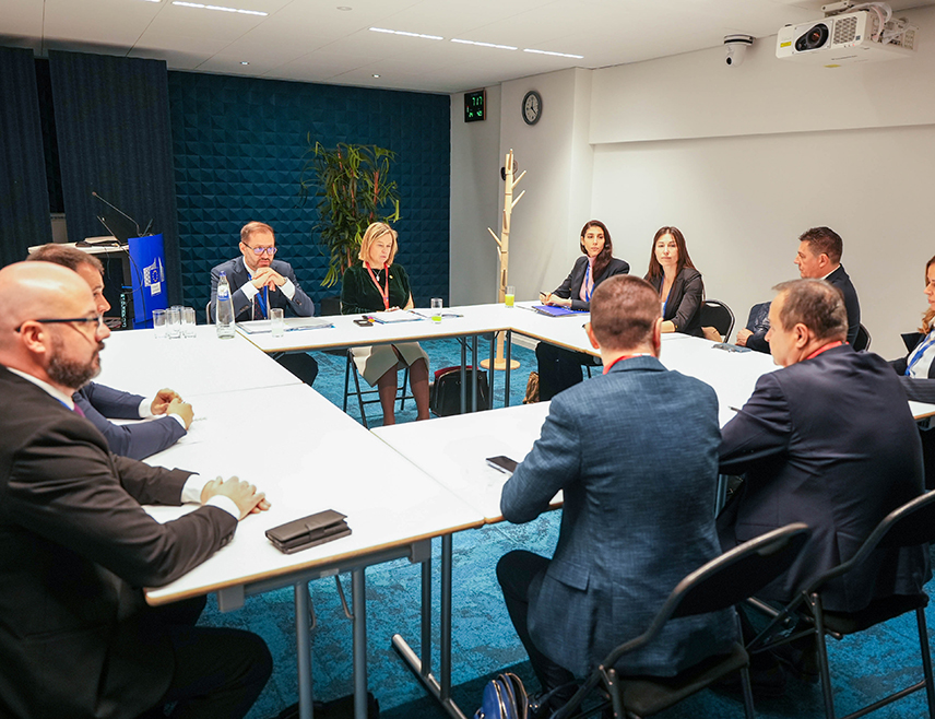 БЕОГРАД/БРИСЕЛ, 10. ДЕЦЕМБРА /СРНА/ - Србија је кључни партнер Европола на западном Балкану у борби против међународног организованог криминала, тероризма и кријумчарења миграната, оцијенили су у Бриселу министар унутрашњих послова Србије Ивица Дачић и извршни директор Европола Катрин де Бол.