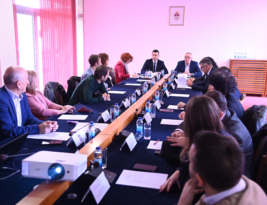 БАЊАЛУКА, 10. ДЕЦЕМБРА /СРНА/ - У Народној скупштини Републике Српске данас је одржана панел-дискусија "Увођење школске схеме исхране у Српској" ради промоције здравствено безбједне и нутритивно вриједне домаће хране кроз обезбјеђивање оброка за дјецу школског узраста.