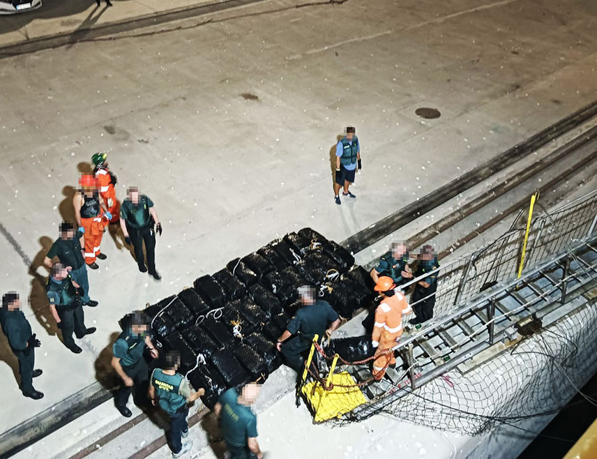 БЕОГРАД, 11. ДЕЦЕМБРА /СРНА/ - Седамнаест особа ухапшено је у Шпанији, од којих осам држављана Србије, у међународној акцији полиција из Србије, Шпаније, Колумбије и Словеније, уз подршку Европола, саопштио је министар унутрашњих послова Србије Ивица Дачић.