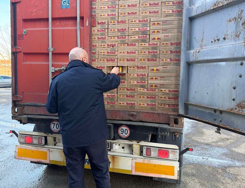 БАЊАЛУКА, 11. ДЕЦЕМБРА /СРНА/ - Службеници Управе за индиректно опорезивање /УИО/ БиХ спријечили су у Градишци увоз 69.600 лименки лажног енергетског пића "Ред Бул", чија се тржишна вриједност у БиХ процјењује на 174.000 КМ.