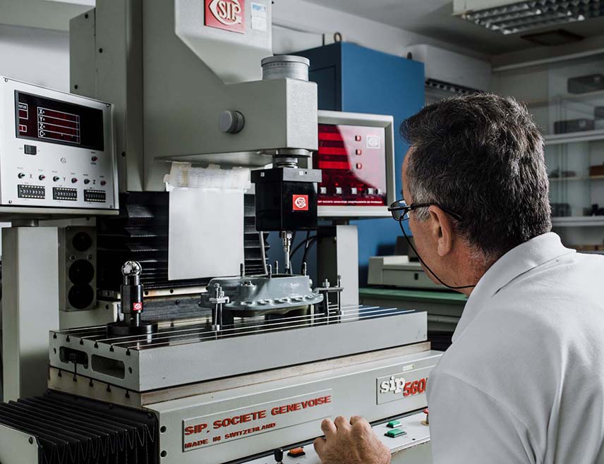 БИЈЕЉИНА, 11. ДЕЦЕМБРА /СРНА/ - Компанија намјенске индустрије "Орао" у Бијељини остварила је суфинансирање од 40 одсто при куповини опреме за лабораторију, уз подршку Министарства привреде и предузетништва Републике Српске, саопштено је из "Орла".