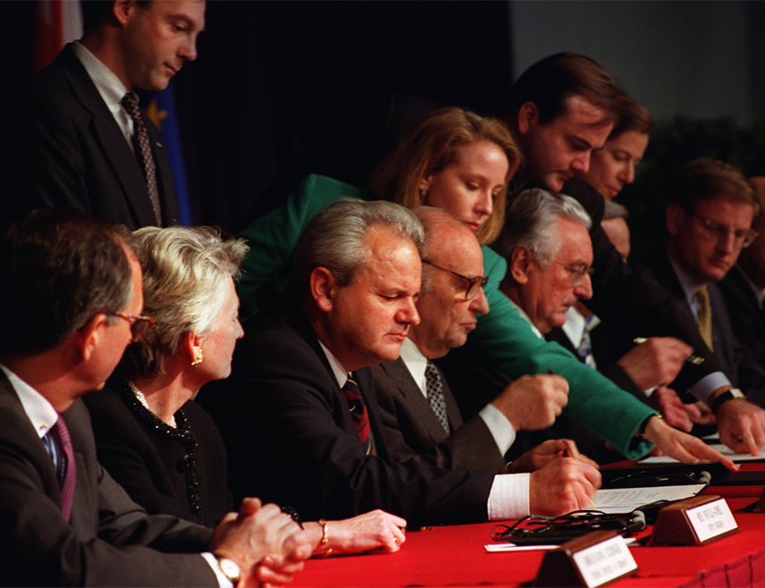 ИСТОЧНО САРАЈЕВО, 14. ДЕЦЕМБРА /СРНА/ - Дејтонски мировни споразум потписан је на данашњи дан 1995. године у Паризу и тим документом је формулисано да је БиХ састављена од два конститутивна ентитета - Републике Српске и Федерације БиХ и три народа Срба, Бошњака и Хрвата.