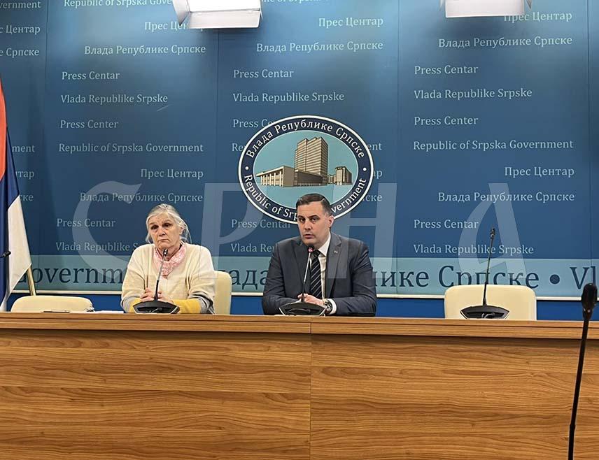 БАЊАЛУКА, 11. ДЕЦЕМБРА /СРНА/ - Предвиђеним измјенама и допунама Закона о уређењу простора и грађењу неће бити одузимања накнада и такси локалим заједницама већ је циљ да се заштите грађани, изјавио је данас министар за просторно уређење, грађевинарство и екологију Републике Српске Бојан Випотник.