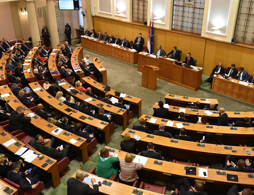 ЗАГРЕБ, 11. ДЕЦЕМБРА /СРНА/ - У хрватском Сабору завршена је расправа о приједлогу закона о изградњи центра за збрињавање радиоактивног отпада на Трговској гори током које је наглашено да се стављањем у процедуру заобилази комуникација са јавношћу, укључујући и јавност БиХ.