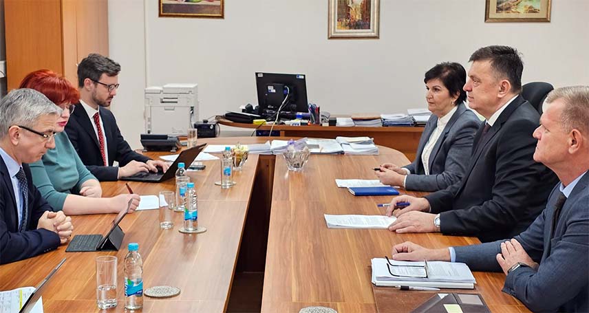 БАЊАЛУКА, 11. ДЕЦЕМБРА /СРНА/ - Управа за индиректно опорезивање /УИО/ БиХ прикупила је са данашњим даном 11,6 милијарди КМ индиректних пореза, чиме је премашен износ прикупљених прихода током цијеле прошле године, истакнуто је на састанку директора УИО Зорана Тегелтије и представника Мисије ММФ-а у БиХ.