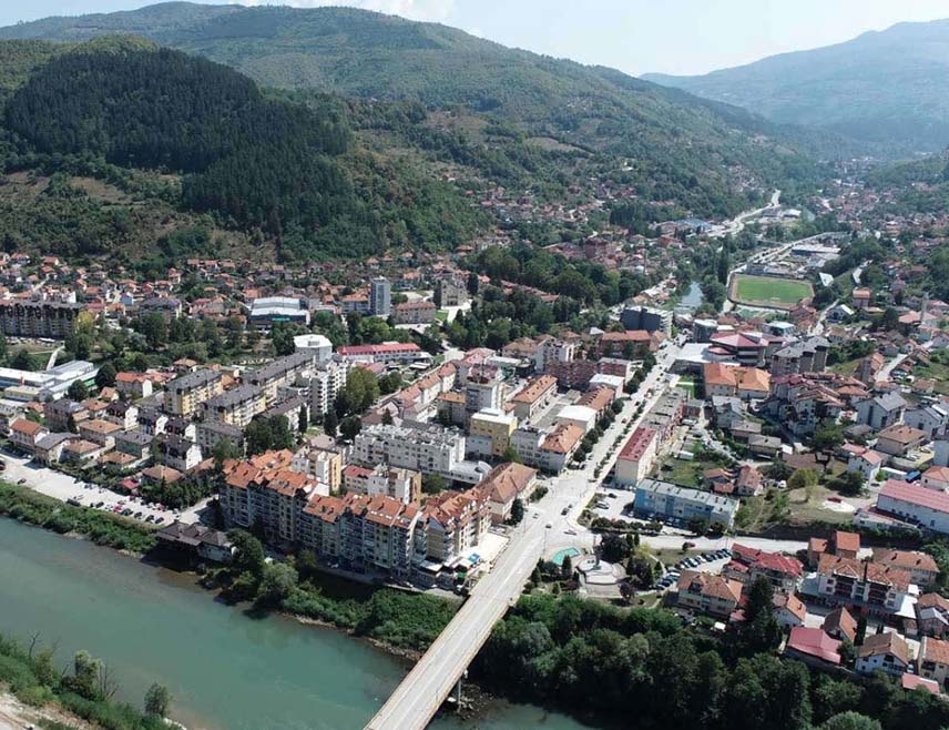 ФОЧА, 11. ДЕЦЕМБРА /СРНА/ - Начелник општине Фоча Милан Вукадиновић истакао је, поводом најављених измјена закона о локалној самоуправи Републике Српске, да Фочи по свему припада статус града, јер је центар регије и да би јој то донијело много бенефита.