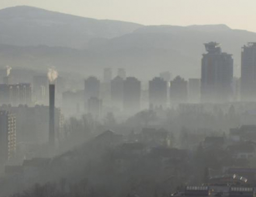 САРАЈЕВО, 12. ДЕЦЕМБРА /СРНА/ - У Тузли, Бањалуци, Калесији, Добоју, Лукавцу, Маглају и Броду ваздух је јутрос нездрав и грађанима се препоручује да избјегавају боравак напољу због могућих негативних посљедица по респираторне органе, објављено је на интернет страници "Зрак.еко-акција".